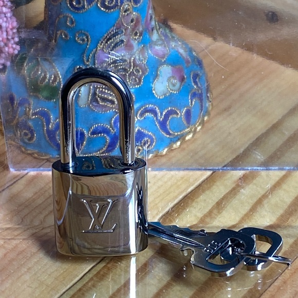 Louis Vuitton No. 303 Silver Lock and 2 Keys - Picture 1 of 5